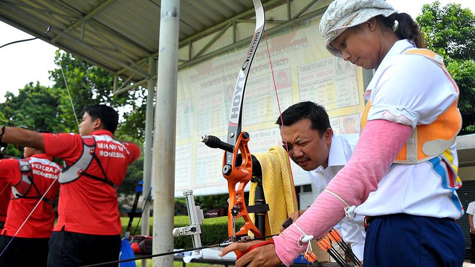 Menpora%20Imam%20Nahrawi%20saat%20meninjau%20dan%20berdialog%20bersama%20para%20atlet%20Pelatnas%20Panahan%20untuk%20Olimpiade%202016%20Rio%20de%20Janeiro%20yang%20berlatih%20di%20lapangan%20panahan%20kompleks%20Gelora%20Bung%20Karno%2C%20Senayan%2C%20Jak